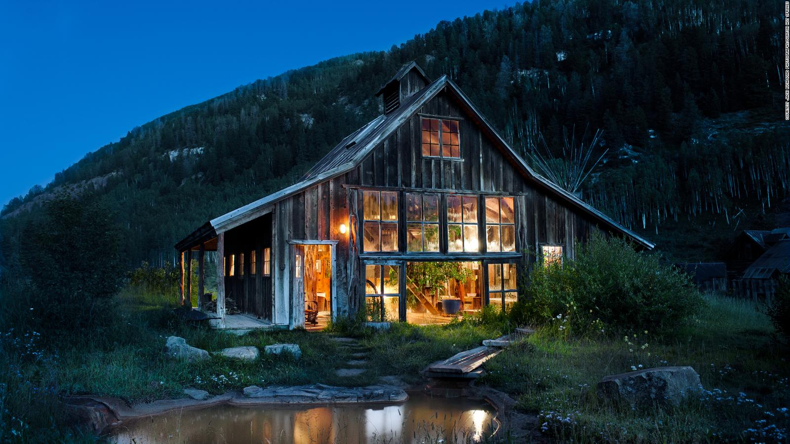 A log cabin nestled in the middle of the mountains