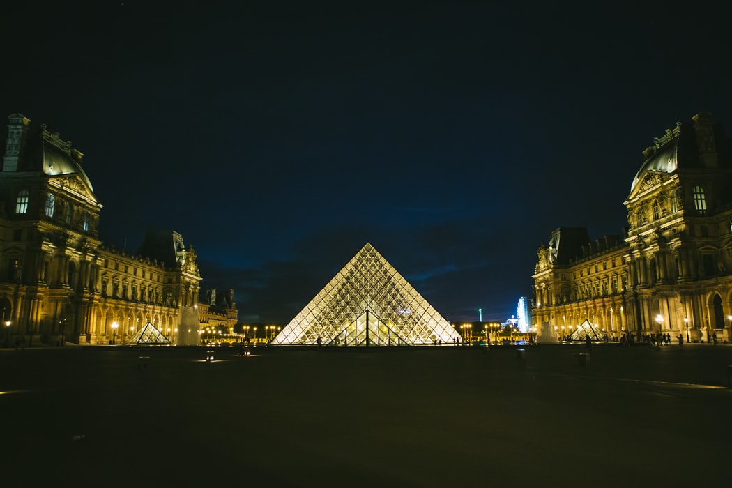 Musée du Louvre (Louvre Museum) at  night